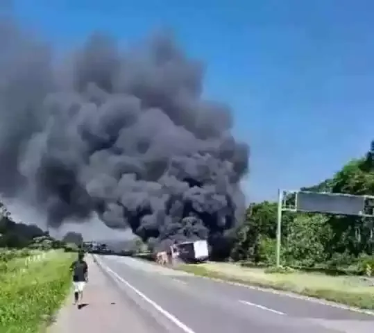 Carreta pega fogo na Rodovia Régis Bittencourt em Miracatu