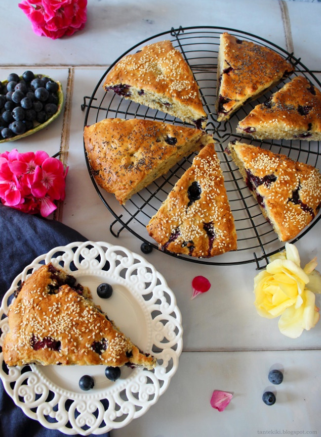 Vegan, αφράτα τυροψωμάκια με blueberries