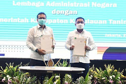  Petrus Fatlolon dan Adi Suryanto MoU Laboratorium Inovasi di Tanimbar 