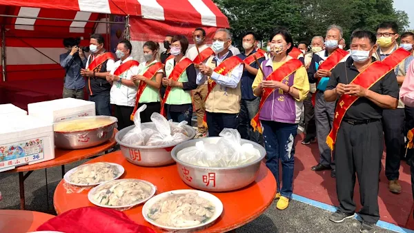 ▲永靖鄉長詹木根與社區居民們一起歡喜見證永靖邁向建構協助長者在地安老之願景。（記者林明佑翻攝）