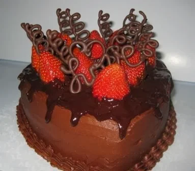 Pastel de chocolate con fresas.