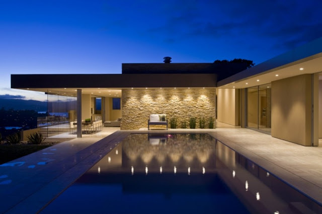 Photo of the house as seen from the pool