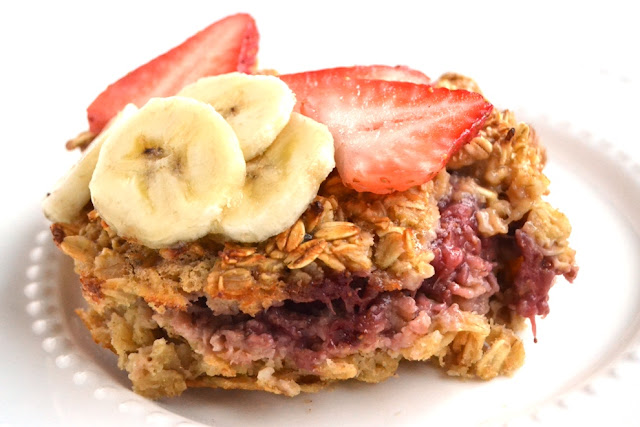 Peanut Butter and Jelly Baked Oatmeal is stuffed with a fresh strawberry jam layer, ready in just 30 minutes and is topped with drippy peanut butter and fresh fruit for a healthy and filling breakfast. www.nutritionistreviews.com