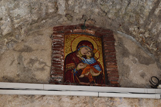 foto de imagem de Nossa Senhora com o Menino pintada na Fachada da Igreja