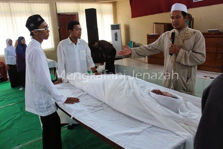 http://karangtarunabhaktibulang.blogspot.com/2015/01/cara-mengkafani-jenazah-laki-laki-atau-perempuan.html