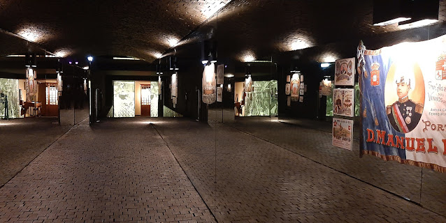 corredor com vários espelhos e rótulos de vinho do Porto