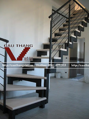 Cau thang sat va cac loi phong thuy can tranh