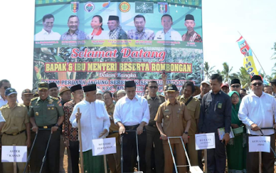 Aster Kasad Mayjen TNI Supartodi Dampingi Mentan RI Tanam Jagung Perdana di Pekon Srikaton