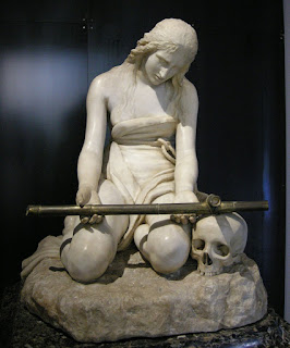 escultura da Madalena Penitente no Museu de Genova -  mostra um mulher de joelhos 