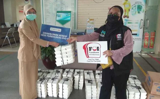 Penyerahan bantuan dari Danone Indonesia kepada tenaga medis