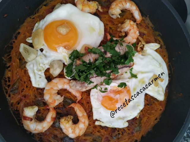 ENSALADA DE SALMÓN MARINADO EN SOJA CON MANGO Y AGUACATE