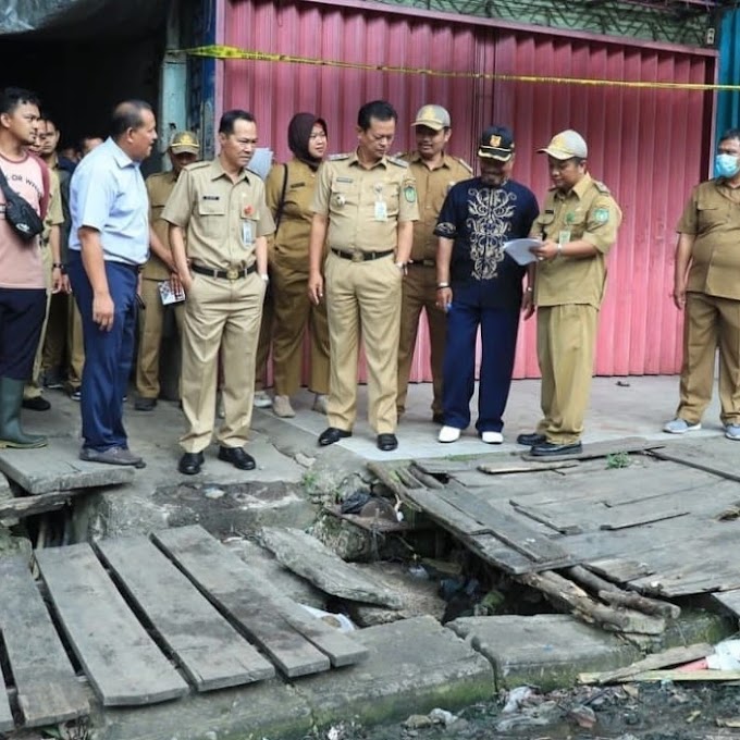 Wakil Walikota Prabumulih H.Andriansyah Fikri,SH  meninjau lokasi Korban kebakaran.  PRABUMULIH,  Pasca kebakaran Lorong 99 Pasar Inpres menyisahkan puing-puing, pasalnya sebanyak 3 rumah dan 1 toko serta 1 gudang ikut hangus terbakar.  Mendengar ada musibah menimpa warganya, Pemerintah Kota Prabumulih melalui Wakil Walikota Prabumulih H Andriansyah Fikri SH bersama Sekda, Elman ST MM melakukan peninjauan ke lokasi kejadian. Sekaligus, bertatap muka para korban kebakaran.  “Iya, semalam (Minggu malam, red) ada kebakaran hebat di Lorong 99 Pasar Inpres. Hari ini (Senin, red) guna mengetahui secara langsung kondisi pasca kebakaran kita lakukan peninjauan langsung,” ujar Fikri, sapaan akrabnya, Senin, 6 Februari 2023.  Kata dia, Alhamdulillah  tidak ada korban jiwa dalam kejadian ini hanya kerugian material saja. Peninjauan ini, Wawako Prabumulih juga didampingi Dinsos Prabumulih. “Data Dinsos, ada 3 rumah. 1 gudang dan 1 toko ikut hangus terbakar. Kita juga berbicara kepada para korban kebakaran ini musibah, dan agar tambah. Pemkot Prabumulih jelas akan peduli,” terangnya.  Kepada para korban kebakaran Wakil Walikota Prabumulih menyampaikan agar tabah dan bersabar tethadap ujian yang terjadi saat i