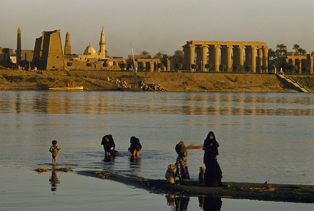Dòng sông này giúp chống lại hiện tượng xâm lấn của sa mạc, đồng thời là nguồn cung cấp nước ngọt chính cho toàn Ai Cập. Với 94% lãnh thổ là sa mạc khô cằn, dân số Ai Cập sống tập trung chủ yếu ở vùng châu thổ sông Nile, nơi có đất đai được phù sa bồi đắp màu mỡ và cũng là một khu vực nông nghiệp trù phú bậc nhất Bắc Phi.