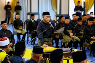 <img src=https://fazryan87.blogspot.com".jpg" alt="Pelantikan Menteri Besar Negeri Pahang dan Negeri Perak Mercu Landskap Politik Baharu Malaysia">