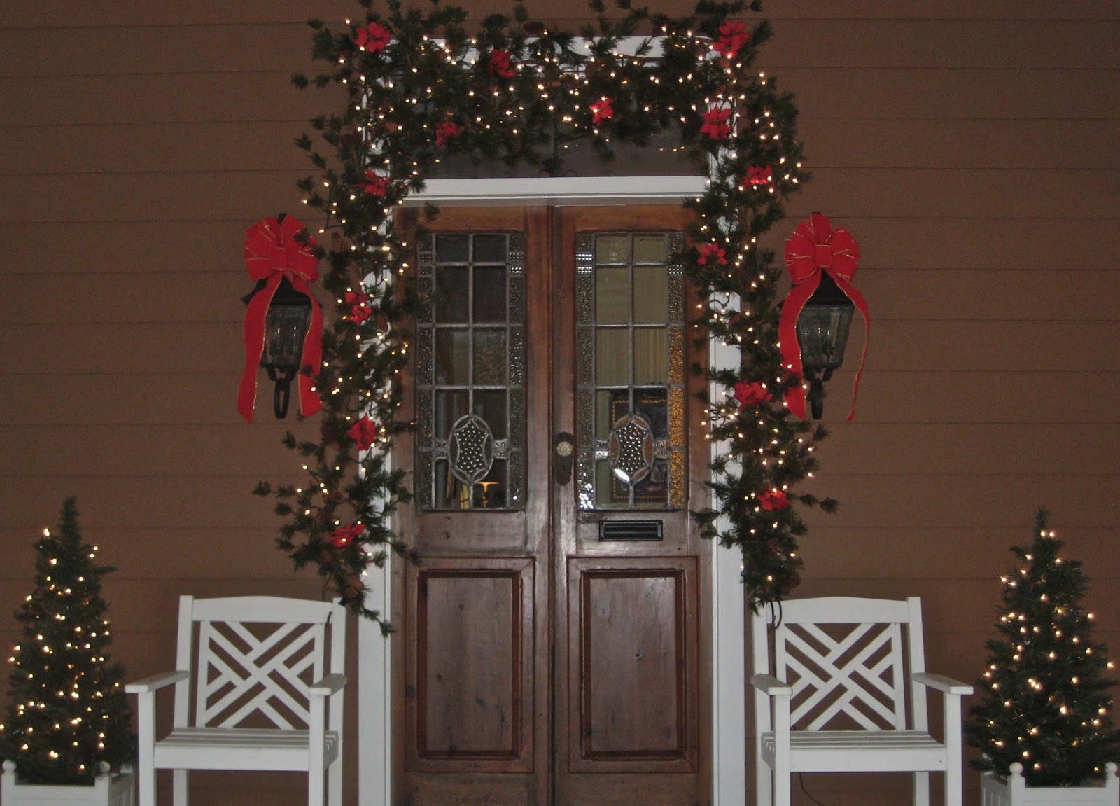images of front door planters Christmas Garland Decorations for Doors | 1600 x 1151