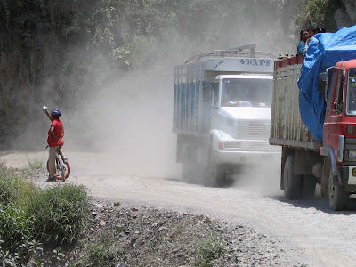 Jalan Mematikan Di Dunia - Yungas Road Bolivia