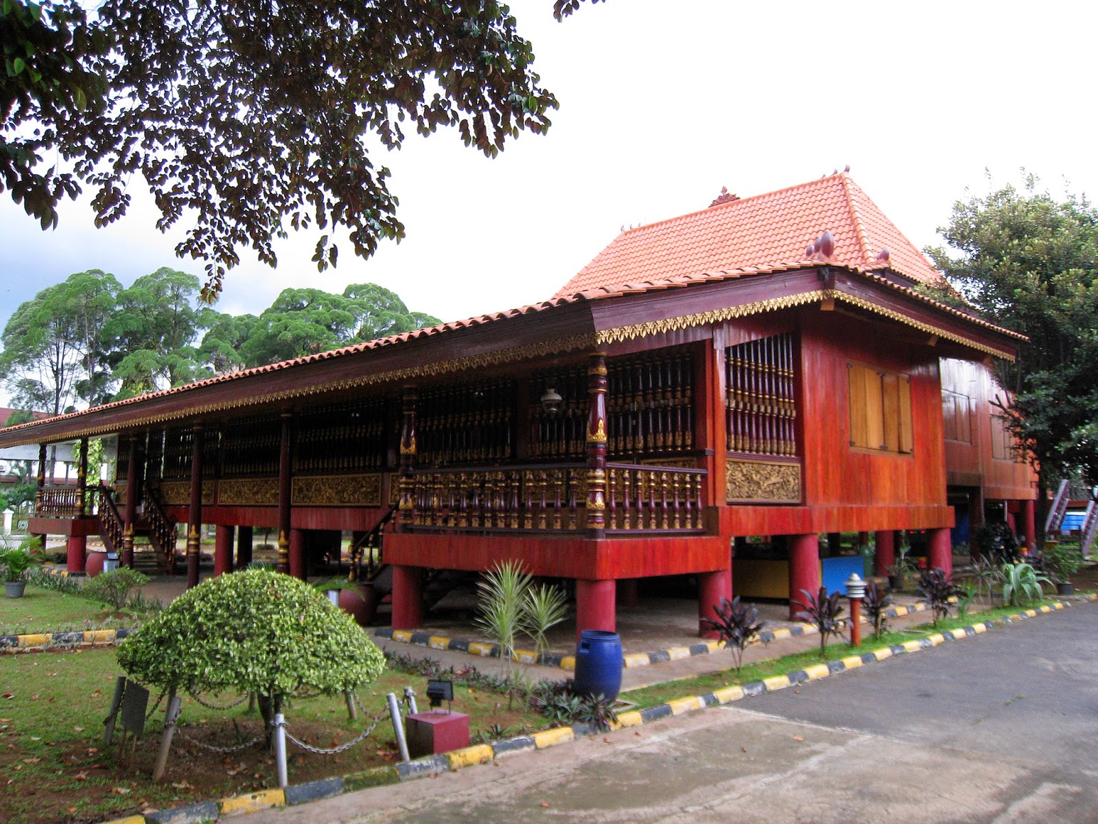 Palembang Bumi Sriwijaya: Rumah Tradisional Limas