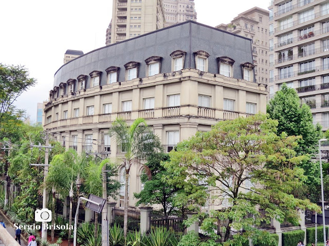 Vista ampla da bela fachada Neoclássica do Edifício Vila Omint no Jardim Paulistano