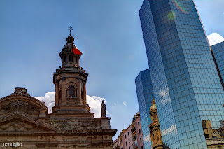 Detalle de la Catedral junto a un gran edificio