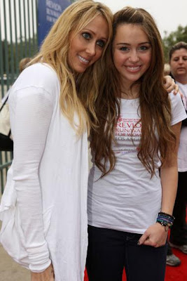 Miley Cyrus, Mom Walk For a Good Cause