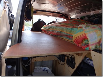 Sommier de droite, la planche de contreplaqué est en fait juste posée et reste en place avec le poids du matelas