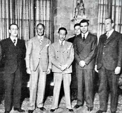 Foto de Joaquín Gasa, Daniel Strauss, Luis Companys, el boxeador Schmeling y Joachim Perlowitz posando juntos.