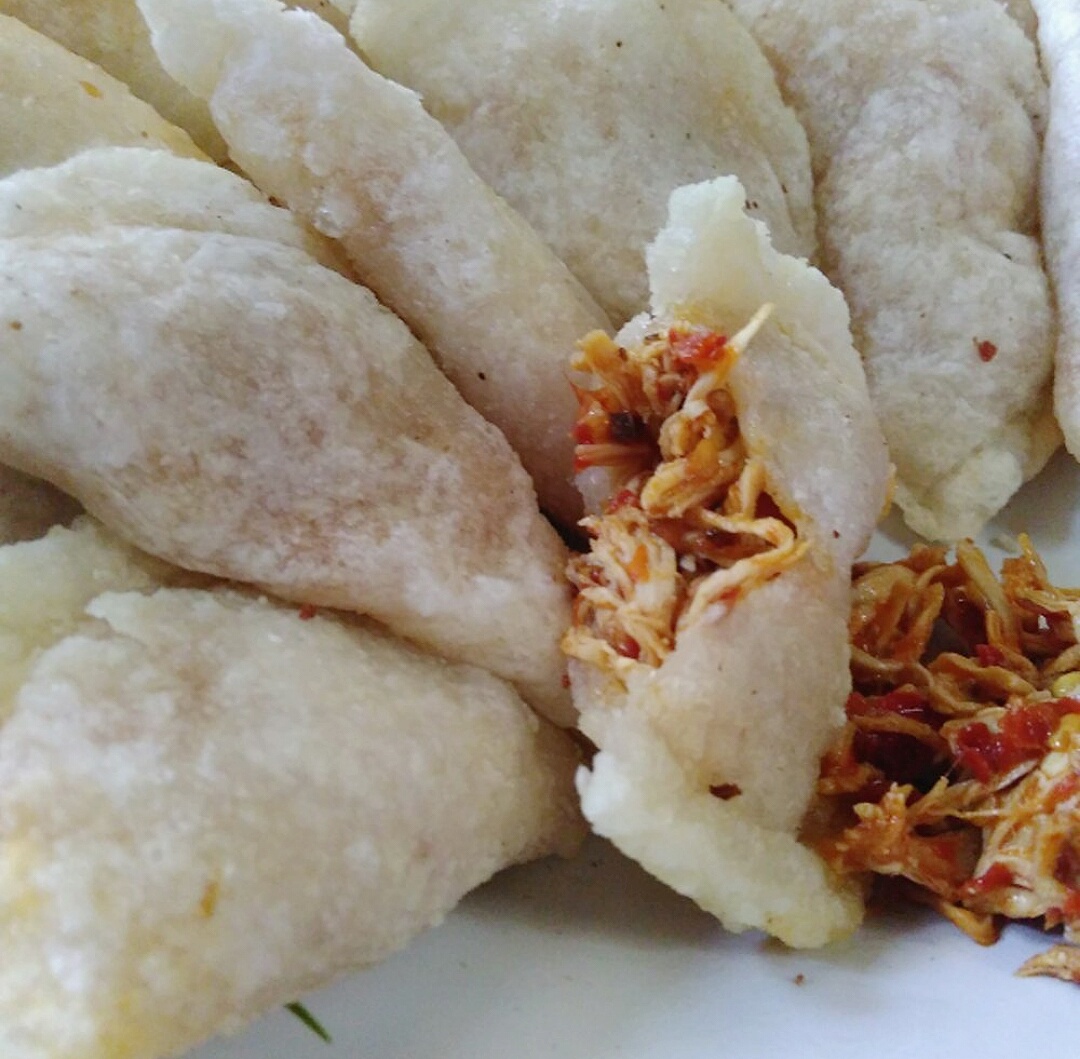 Cemilan paling enak ya pastinya cireng isi ayam  pedas 