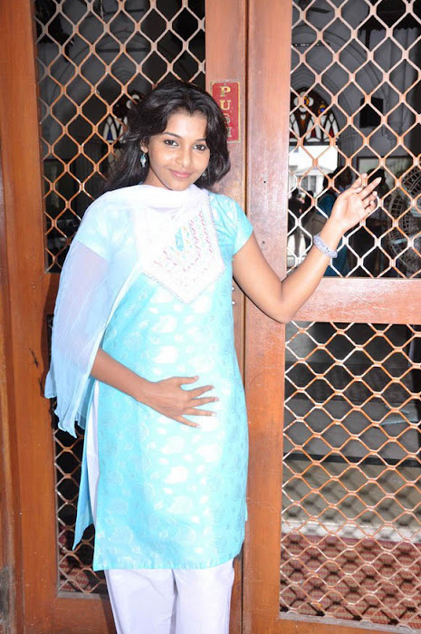 kadhal saranya cute stills