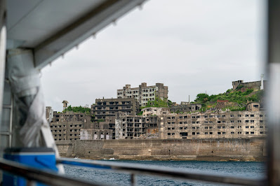 Surnommée "Gunkanjima" ou l'île cuirassée, cette île abritait autrefois une communauté minière florissante. Aujourd'hui, elle est un terrain désolé, utilisé uniquement comme site de tournage ou pour les visites guidées.
