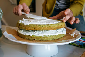 Frosting a layer cake with buttercream