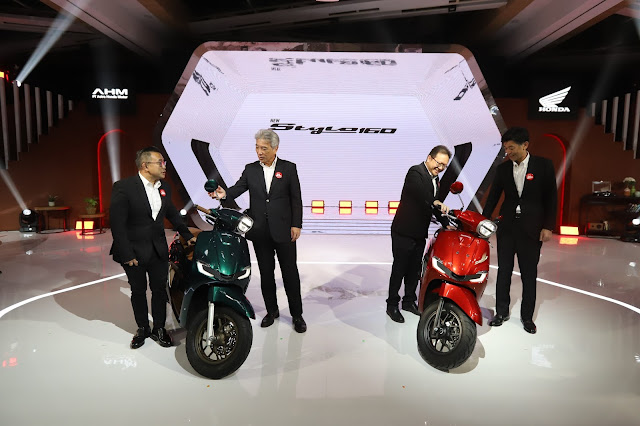 Marketing Director AHM – Octavianus Dwi, President Director AHM – Susumu Mitsuishi, Executive Vice President Director AHM – Thomas Wijaya dan Marketing Director AHM- Naoki Kajino memperkenalkan New Honda  Stylo 160 di AHM Safety Riding Park