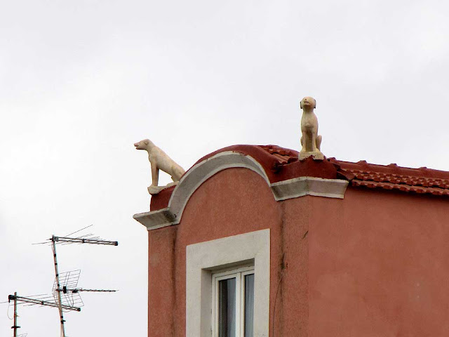 Statue di cani sul tetto, scali delle Cantine, Livorno