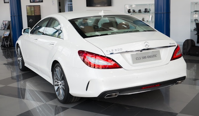 Đuôi xe Mercedes CLS 500 4MATIC thiết kế góc cạnh, thể thao