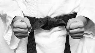 how to tie karate belt correct?