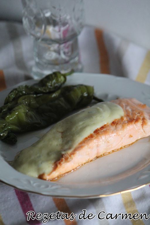 Salmón con salsa de roquefort