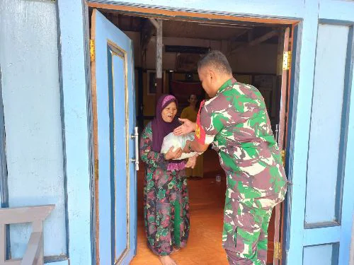 Babinsa Lamongan Door to Door Bagikan Paket Sembako