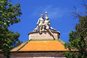  Estatua sobre el Pabellon Neoclasico