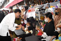 Jokowi Bagikan Bansos dan Tinjau Harga Kebutuhan Pokok di Pasar Peterongan