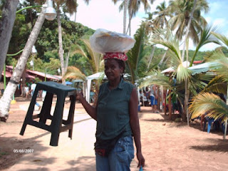 imagen Mujer vendiendo besitos de coco en Playa conoma 