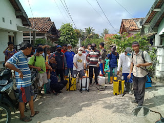 Warga RT 13-19 Sekarjaya  Swadaya Semprot Disinfektan 