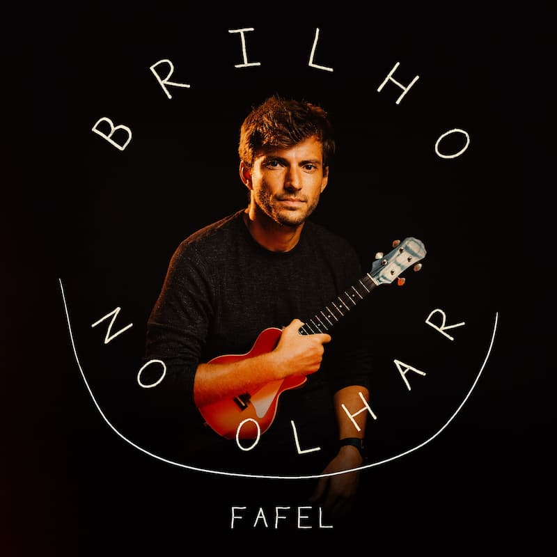 O cantor e compositor Fafel dá continuidade à apresentação de seu som pop e solar com a faixa inédita “Brilho no Olhar”. Depois do álbum de estreia “Tik Tak”, o artista reflete sobre a passagem do tempo e a distância que não diminuem a paixão. A canção chega às principais plataformas de streaming e ganha um clipe, estrelado pela modelo Duda Kappel e com direção de James Lima.