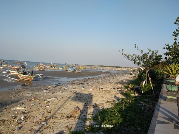 sampah di pantai