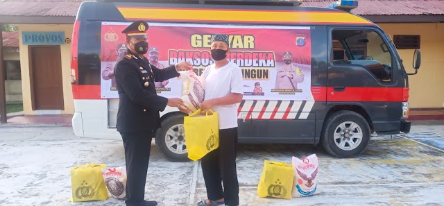 Gebyar Bansos Merdeka Polres Simalungun, Polsek Perdagangan Bagikan Paket Sembako