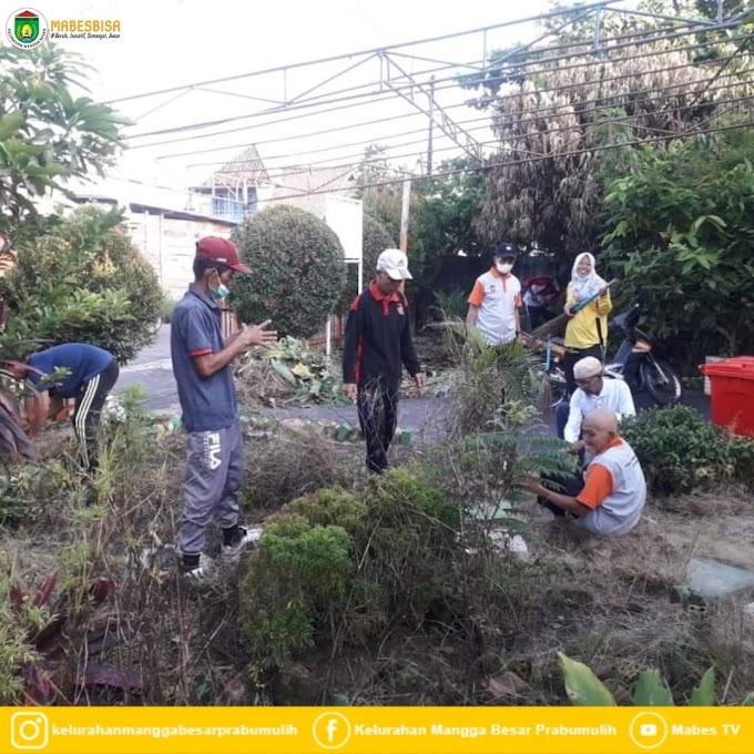 Gotong Royong Bersama RT / RW Kelurahan Mangga Besar