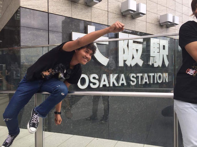 Berfoto di depan stasiun Osaka