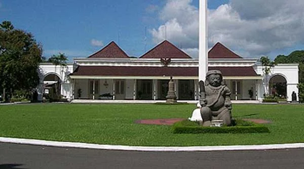 Gedung utama kompleks Istana Yogyakarta ini mulai dibangun pada Mei 1824 yang diprakarsai oleh Anthony Hendriks Smissaerat