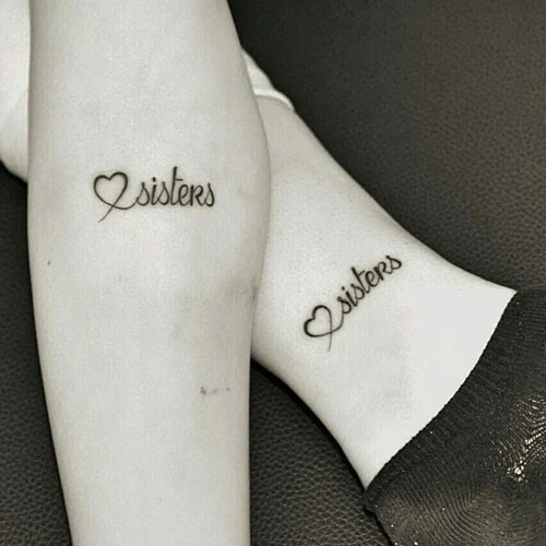 dos tatuajes de sisters en los tobillos de dos hermanas