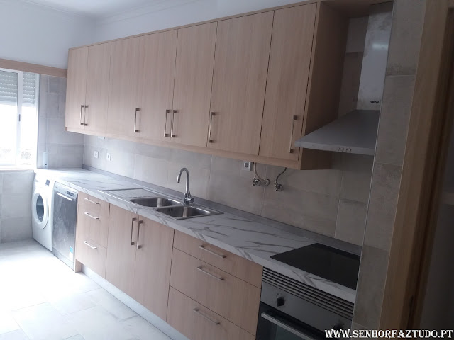 Remodelação completa de uma apartamento na Amadora.  Neste apartamento fizeram-se os trabalhos de canalização de águas e esgotos na cozinha e casa de banho, colocação de revestimentos cerâmicos, pintura, instalação de pavimento flutuante, instalação de portas e aduelas e instalação de roupeiros.