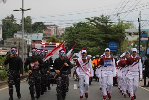Diguyur Hujan, Tim Militer Pria dan ASN Rumkital Dr.Midiyato Suratani Tetap Semangat mengikuti Lomba Gerak Jalan Proklamasi 2024