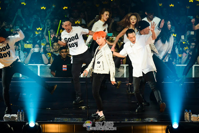 G-Dragon and the awesome dancer team